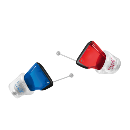 Signia Silk IX: Paarweise Ansicht der Instant-Fit CIC-Hörsysteme in Blau (links) und Rot (rechts) auf weißem Hintergrund.