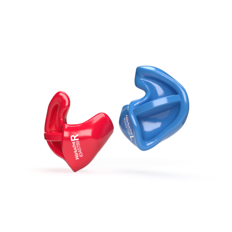 Maßgefertigter Hörluchs Schwimmgehörschutz in Rot (rechts) und Blau (links) mit Griffmulde für einfaches Einsetzen und Herausnehmen.