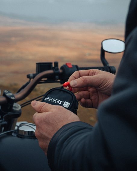 Praktische Handhabung des Hörluchs Motorradgehörschutzes direkt am Bike mit dem dazugehörigen schwarzen Transport-Etui.