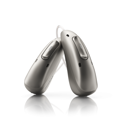Zwei Phonak Audéo Infinio RIC-Hörgeräte in Silber-Optik auf weißem Hintergrund zur Detailansicht der Gehäuseform.
