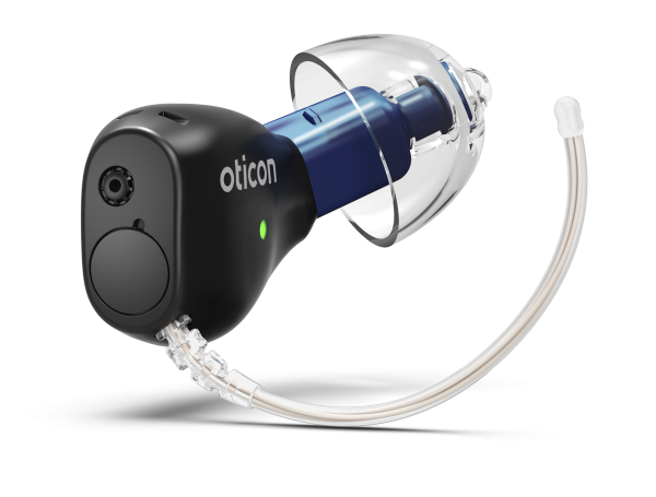 Detaillierte Ansicht des Oticon Zeal RIC-Hörsystems in Schwarz mit blauem Hörer und transparentem Dome für eine offene Versorgung.