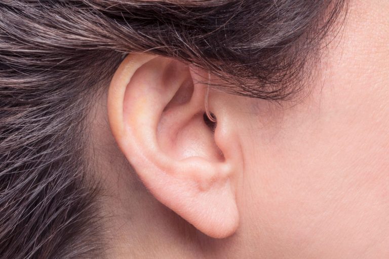 Seitenansicht eines Receiver-in-Canal-Hörgeräts (RIC) mit nahezu unsichtbarem Hörer-Kabel für hohen Tragekomfort.