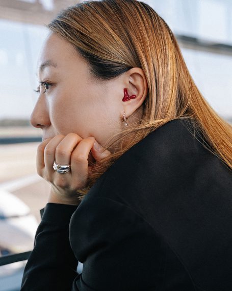 Anwendung des maßgefertigten Hörluchs Gehörschutzes in einer Reisesituation zur effektiven Reduktion von Umgebungsgeräuschen.