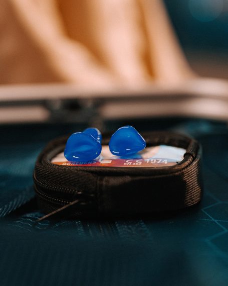 Blaue Schlaf-Gehörschutz von Hörluchs, präsentiert auf einem schwarzen Reißverschlussetui für den sicheren Transport.